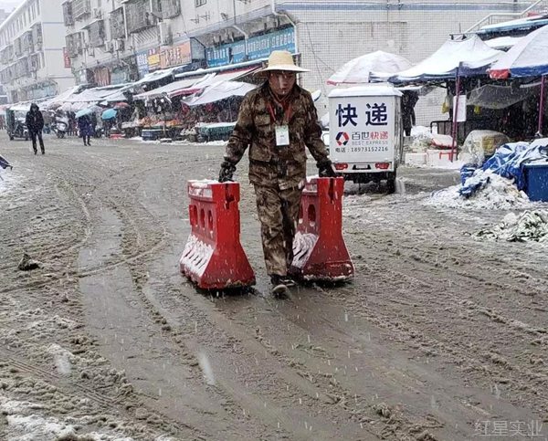 雪中维持秩序.jpg